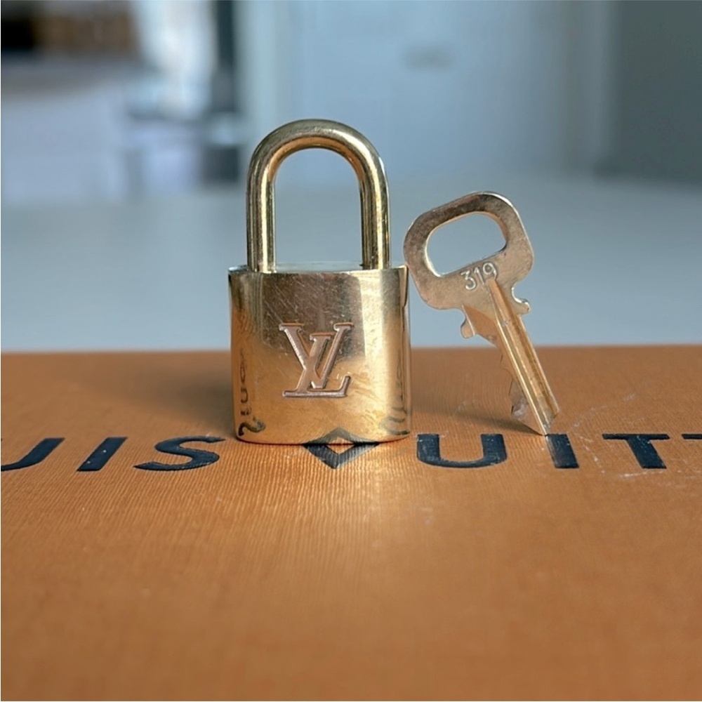 🔐🧡Louis Vuitton🧡 LV Gold Lock with Key #319